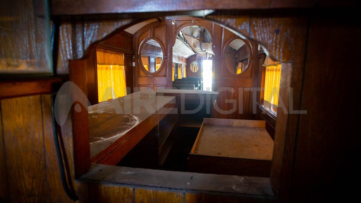 Los vecinos denuncian que los vándalos merodean el vagón a diario, hoy sus dueños constataron que las tulipas de la luz, las cuales eran originales de la época, fueron robadas.