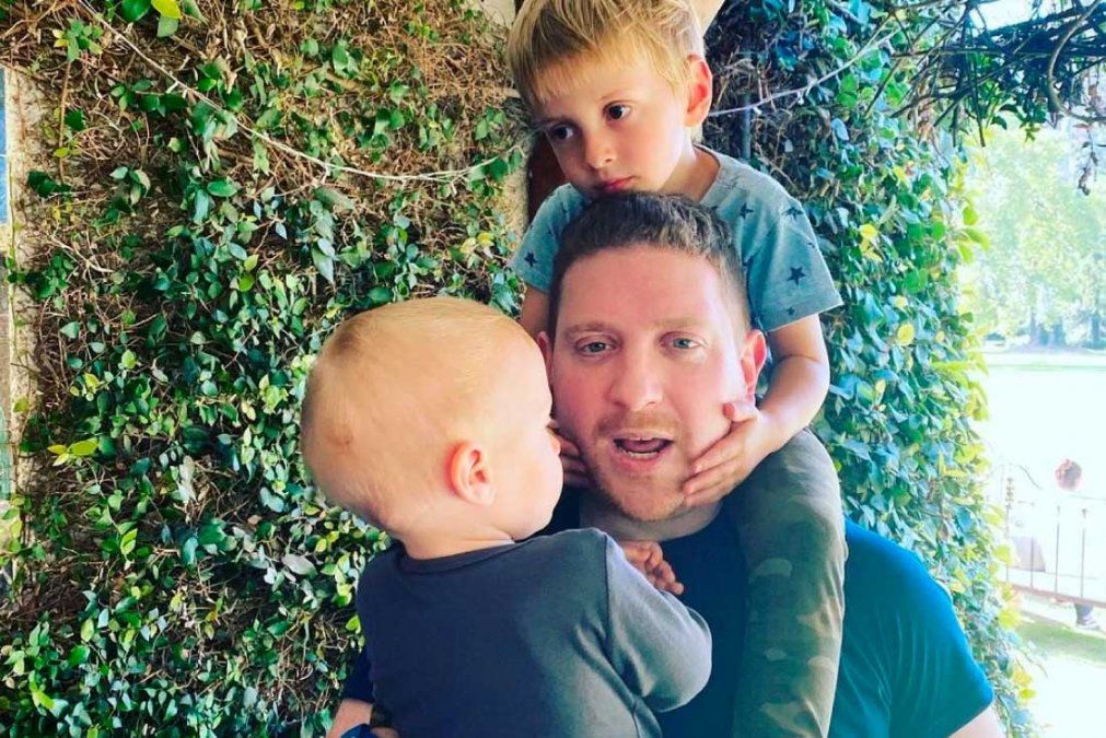 jonatan Viale y sus hijos.