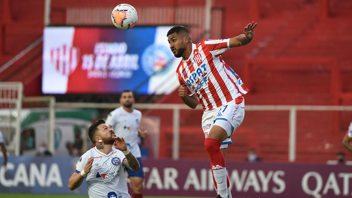 Jonathan Galván salta a cabecear sobre Rossi. Fue uno de los puntos altos del equipo.