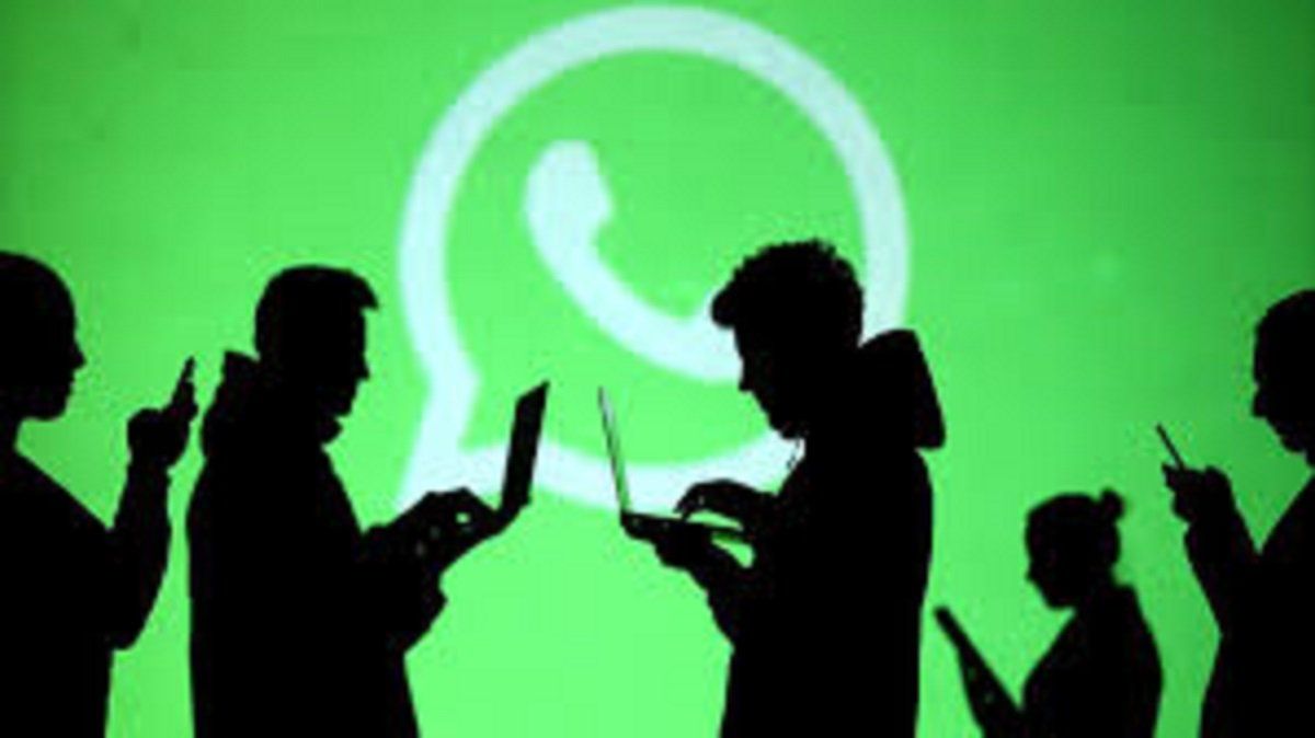 WhatsApp otra vez en problemas: Google publicó miles de chats grupales por error.