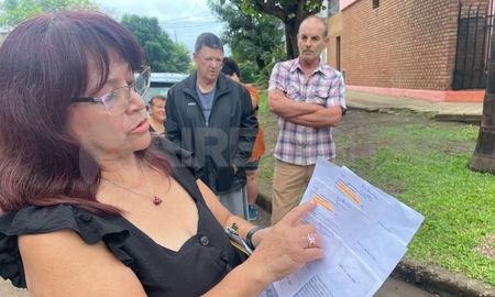 Mónica, una de las vecinas que encabezó el reclamo de barrio Los Hornos señalando las notas presentadas a la Municipalidad. Mónica, una de las vecinas que encabezó el reclamo de barrio Los Hornos señalando las notas presentadas a la Municipalidad.