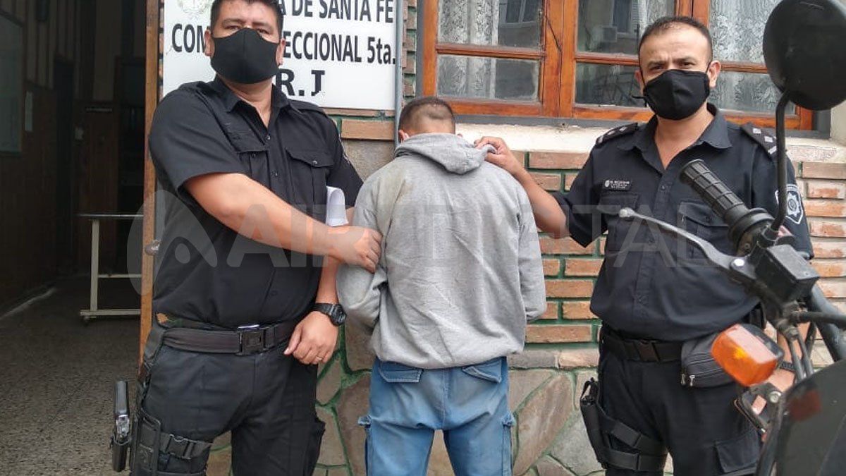 El joven se movilizaba en bicicleta cuando agredió a la joven