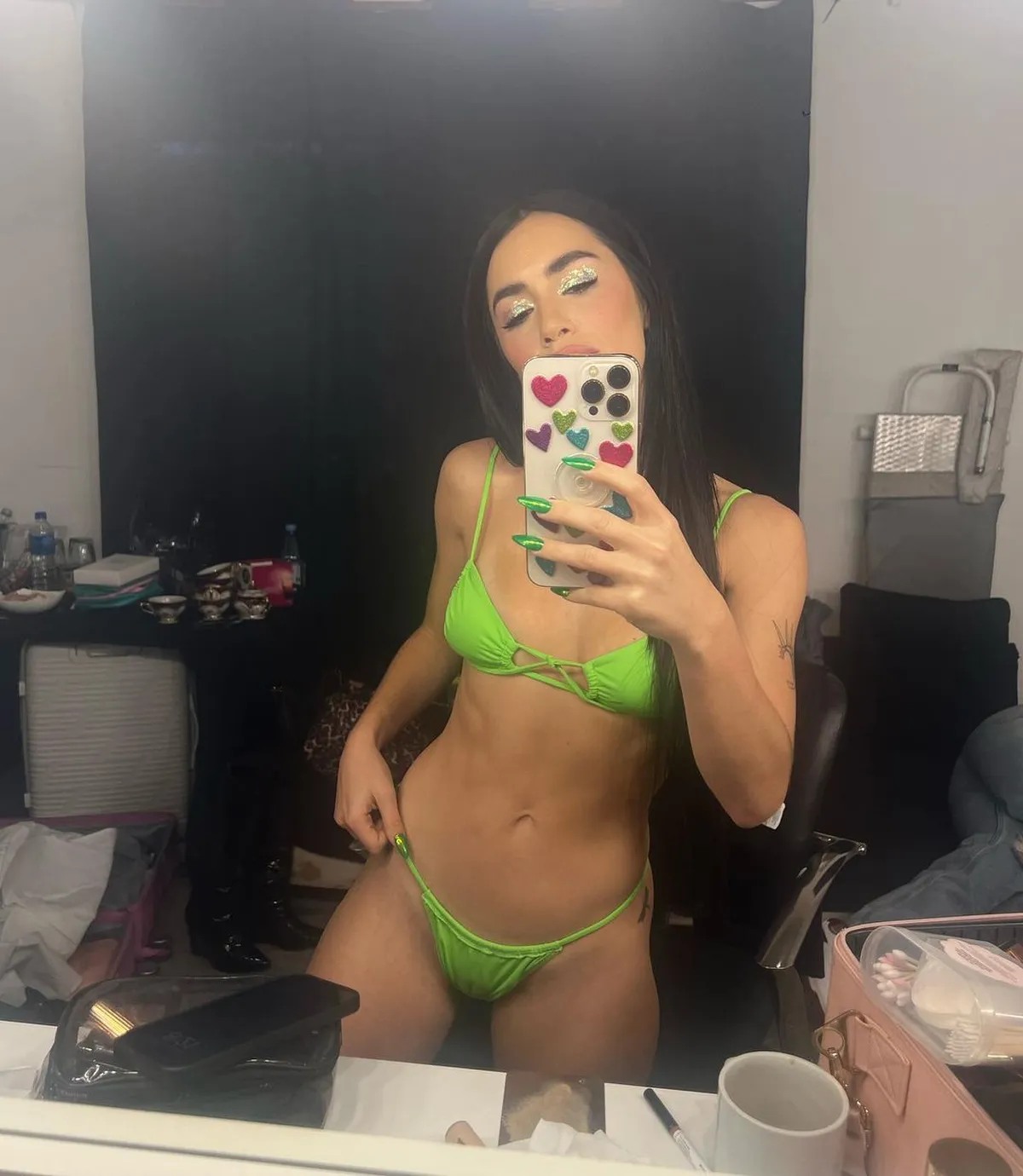 Lali Espósito posó en microbikini verde neón. Lali Espósito posó en microbikini verde neón.