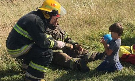 la historia detras de la foto del nino que es entretenido por bomberos mientras su familia es rescatada de un accidente la historia detras de la foto del nino que es entretenido por bomberos mientras su familia es rescatada de un accidente