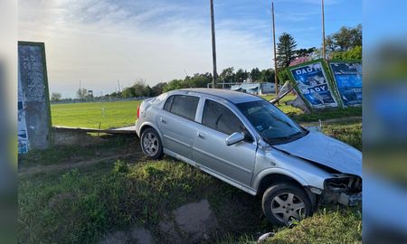 Un conductor perdió el control de su vehículo en Aristóbulo del Valle, embistió su auto contra el paredón de la cancha de Club Banco Provincial y terminó en un zanjón. Un conductor perdió el control de su vehículo en Aristóbulo del Valle, embistió su auto contra el paredón de la cancha de Club Banco Provincial y terminó en un zanjón.