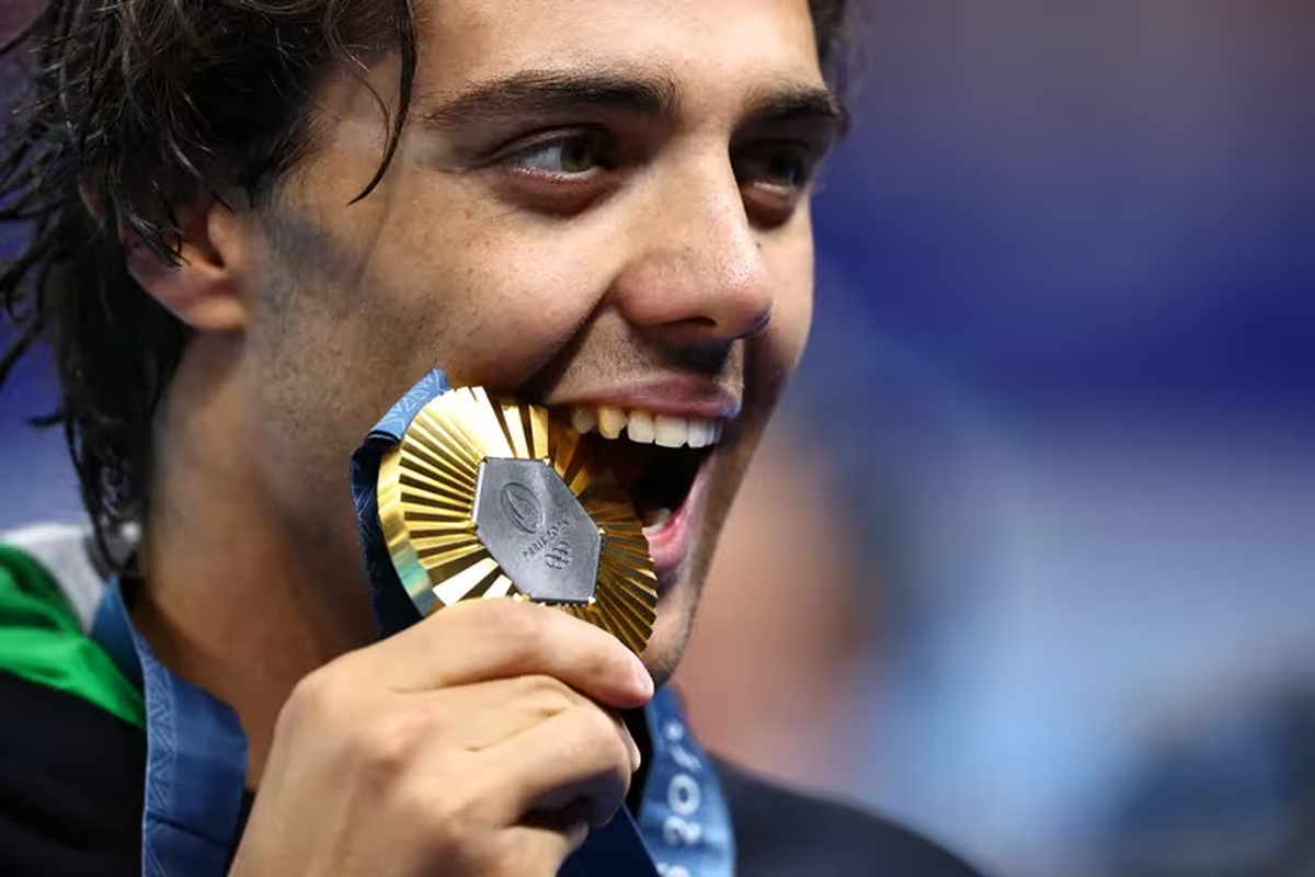 Thomas Ceccon celebra su medalla de oro en los Juegos Olímpicos Thomas Ceccon celebra su medalla de oro en los Juegos Olímpicos