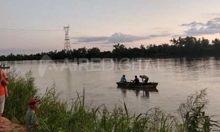 El joven buscado tiene 17 años y se arrojó al río esta tarde. El joven buscado tiene 17 años y se arrojó al río esta tarde.