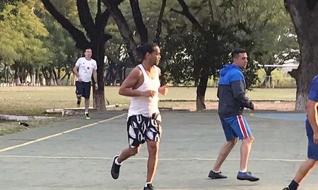 ronaldinho jugo en la carcel y la rompio con los botines de un policia ronaldinho jugo en la carcel y la rompio con los botines de un policia