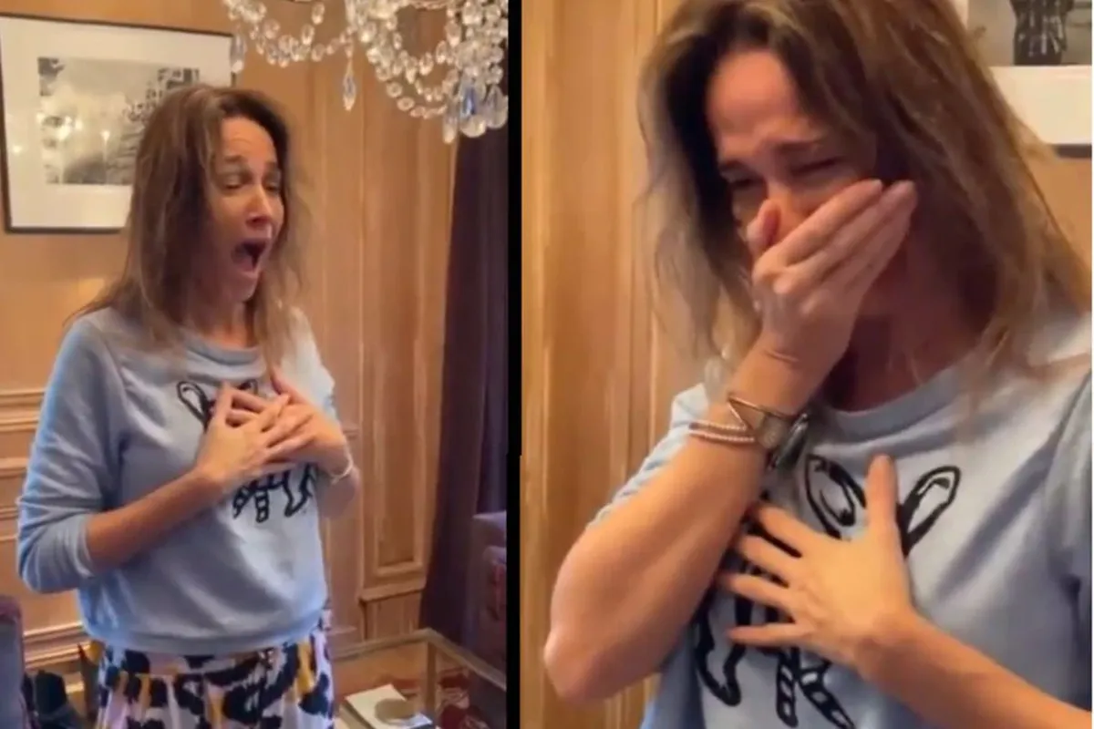 Vero Lozano emocionada por el regalo de sus colegas.