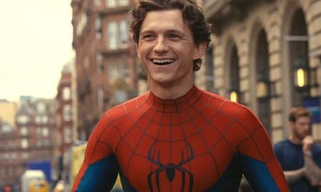 Tom Holland luce el nuevo diseño del traje de Spider-Man en las imágenes oficiales de Brand New Day. Tom Holland luce el nuevo diseño del traje de Spider-Man en las imágenes oficiales de Brand New Day.