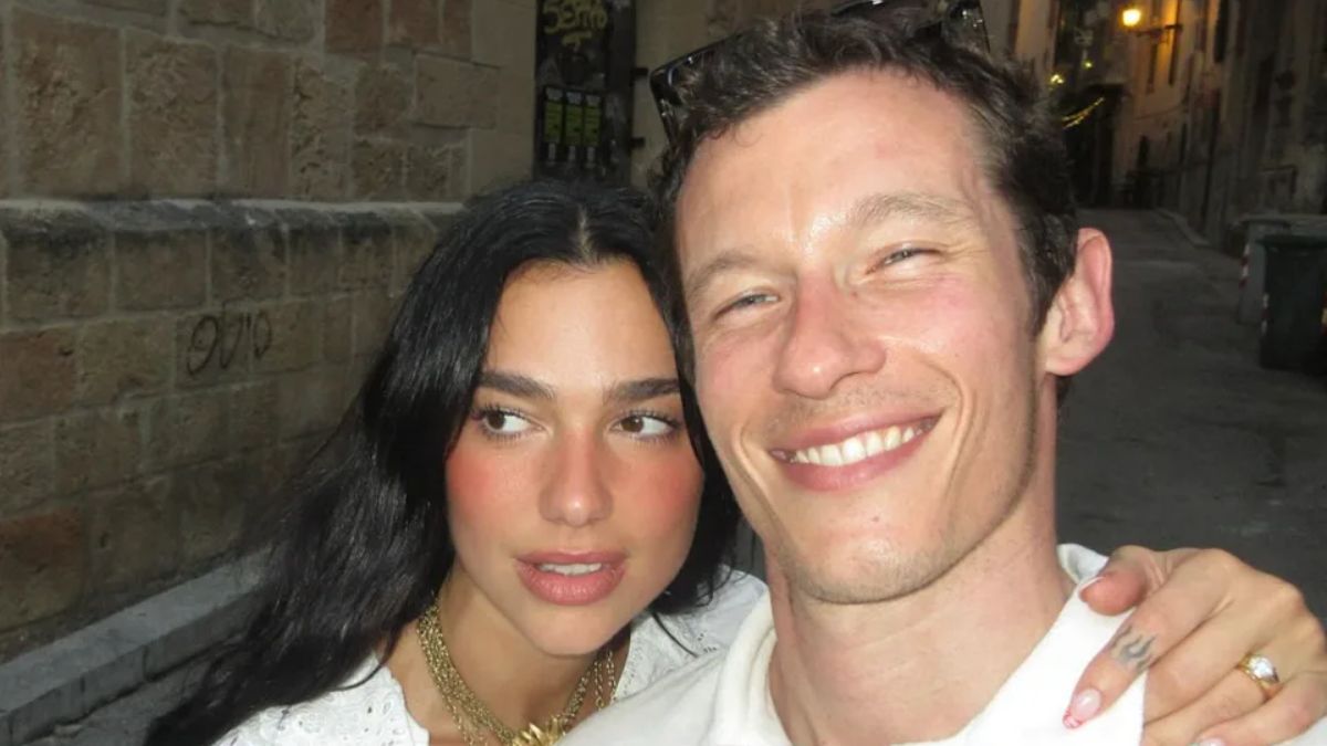 Callum Turner y Dua Lipa confirmaron su compromiso.