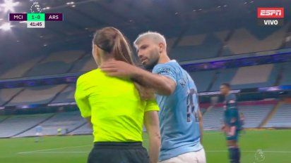 Video: la reacción desmedida del Kun Agüero al reclamarle una jugada a la jueza de línea