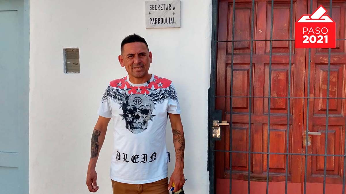 El músico Juanjo Piedrabuena votó este mediodía en la escuela San Antonio de Padua.&nbsp;