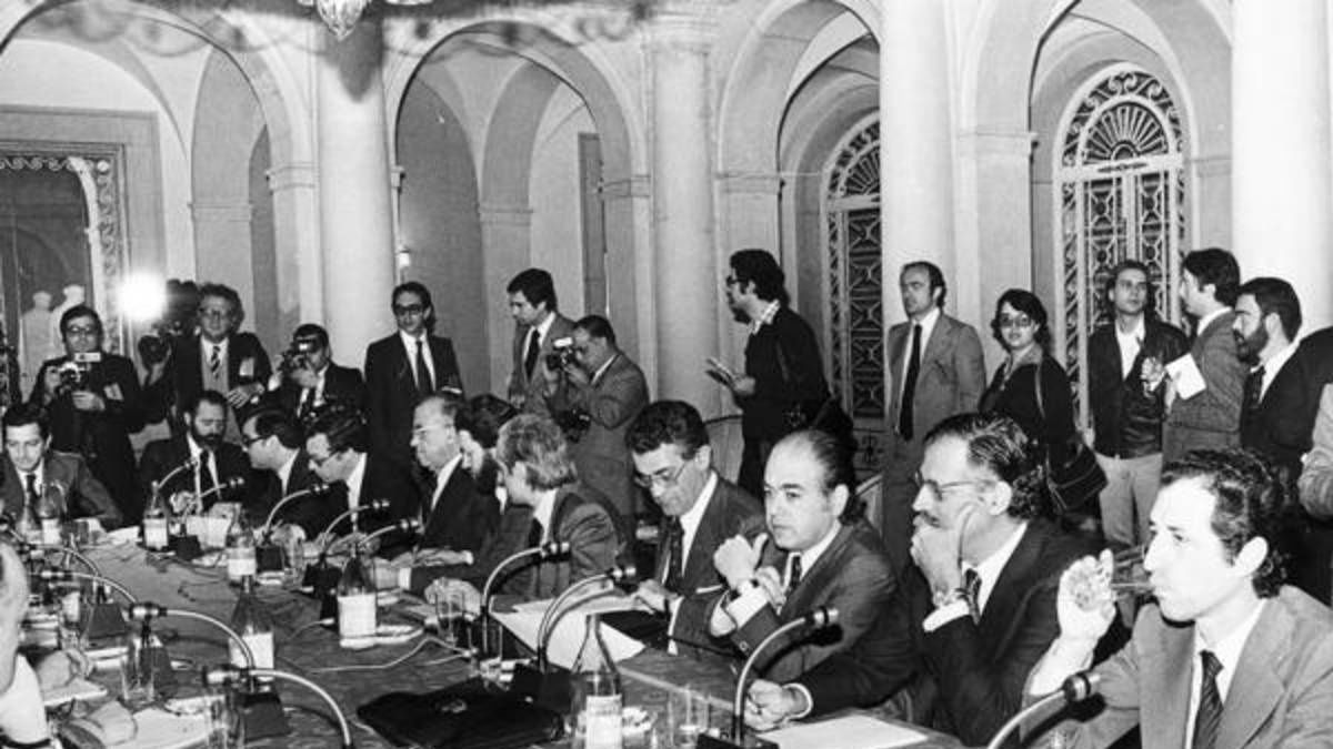 Los distintos partidos políticos españoles, dirigentes empresariales y sindicales, firmaron en 1977 los Pactos de la Moncloa, que plantearon las bases de la España moderna post franquista.