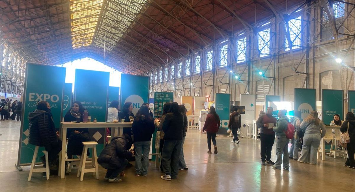 Estudiantes de toda la región ya recorren la expocarreras en Santa Fe