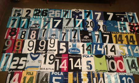 Un hincha de Racing tiene la colección más grande de camisetas de un ex jugador de Colón. Un hincha de Racing tiene la colección más grande de camisetas de un ex jugador de Colón.