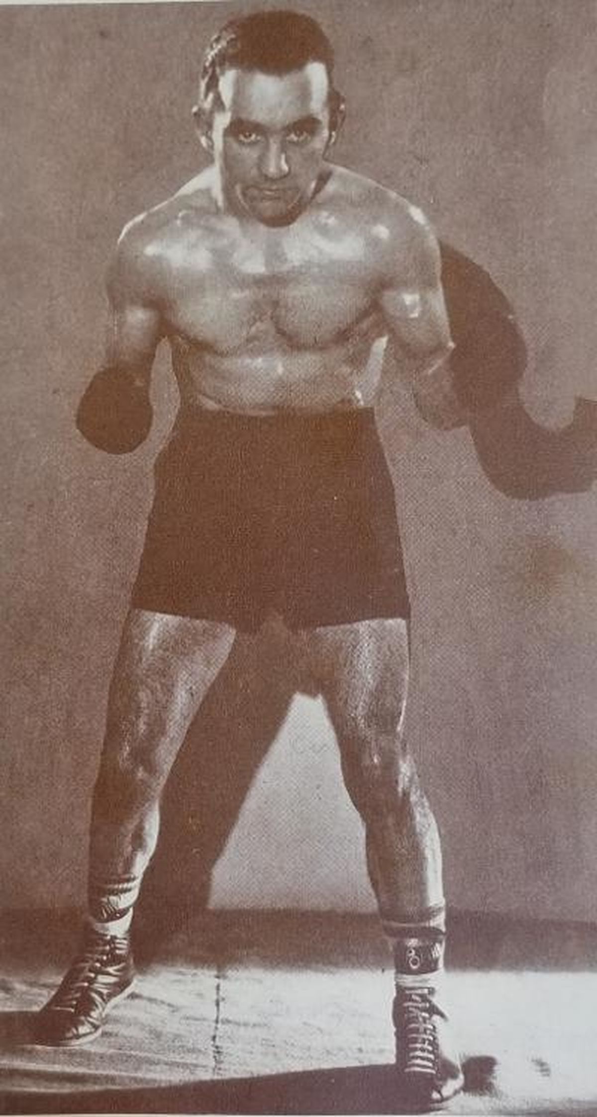 Corría 1946 y, con 20 años, D’Agata comenzó su campaña amateur, en la que disputaría casi 110 combates, de los cuales se impuso en 90. Luego solicitaría su licencia profesional a la Federazione Pugilistica Italiana (FPI). Pero no fue un pedido habitual: quien lo realizó era sordo y, nunca antes, una persona con esta discapacidad había hecho tal requerimiento. Corría 1946 y, con 20 años, D’Agata comenzó su campaña amateur, en la que disputaría casi 110 combates, de los cuales se impuso en 90. Luego solicitaría su licencia profesional a la Federazione Pugilistica Italiana (FPI). Pero no fue un pedido habitual: quien lo realizó era sordo y, nunca antes, una persona con esta discapacidad había hecho tal requerimiento.