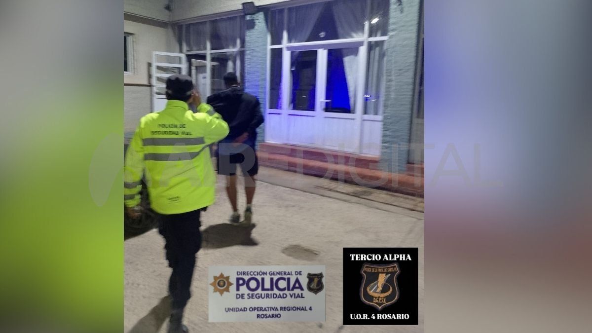 Efectivos policiales detuvieron un vehículo Renault Duster de color rojo en el kilómetro 340 de la Autopista AU09, en la ciudad de Carcarañá a unos 45 kilómetros de Rosario Efectivos policiales detuvieron un vehículo Renault Duster de color rojo en el kilómetro 340 de la Autopista AU09, en la ciudad de Carcarañá a unos 45 kilómetros de Rosario
