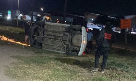 El momento en que la policía revisó el vehículo en el que iban los sabaleros. El momento en que la policía revisó el vehículo en el que iban los sabaleros.