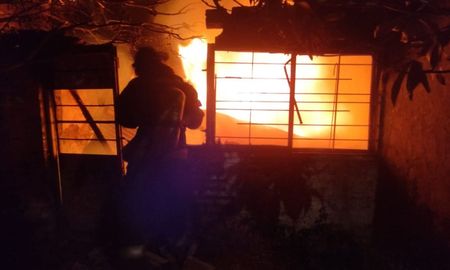 se incendio una casa en barrio coronel dorrego: las llamas superaban el techo se incendio una casa en barrio coronel dorrego: las llamas superaban el techo
