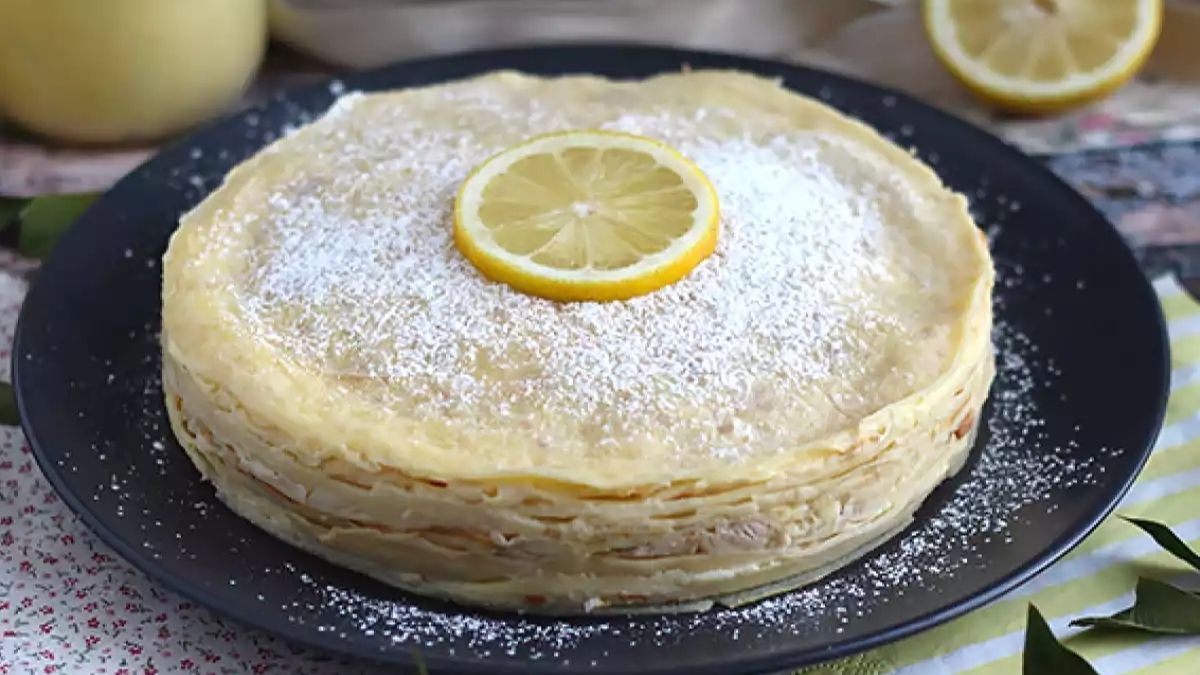 La receta secilla para preprarar una tarta de crepes con crema de limón.