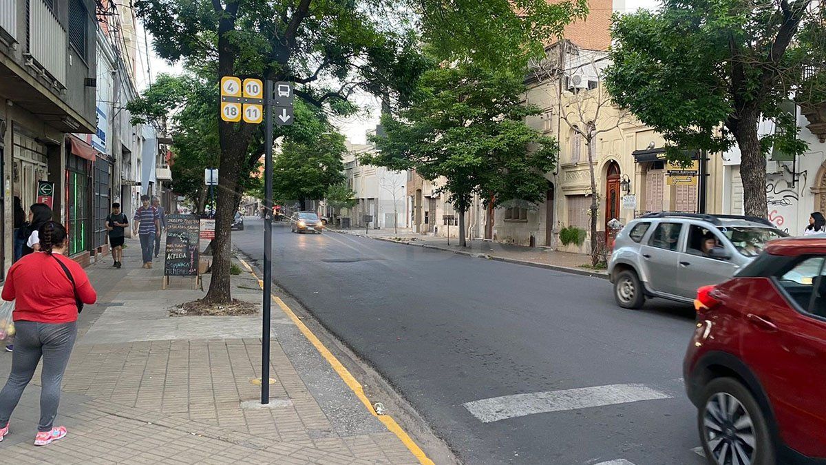 Sin motivos aparentes, una mujer amenazó a los pasajeros con un cuchillo e intentó agredir a un menor de edad. Ocurrió arriba de un colectivo de la línea 18.