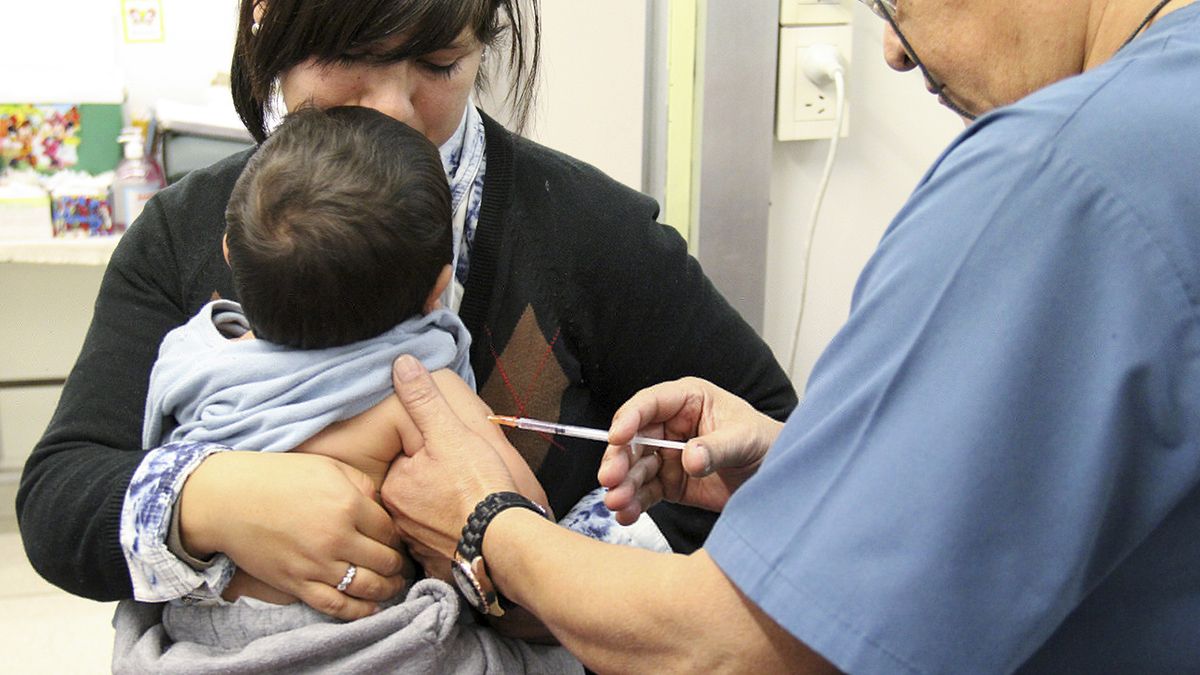 Este viernes la cartera de Salud de la provincia de Santa Fe llamaron a vacunar a los niños que se encuentren en condiciones de recibir la doble o triple viral y a los profesionales de la salud.