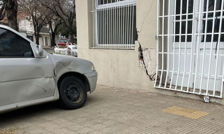 Así quedó el gol tras el choque. La pared de la ochava de Domingo Silva y Las Heras ya estaba dañada de accidentes anteriores. Así quedó el gol tras el choque. La pared de la ochava de Domingo Silva y Las Heras ya estaba dañada de accidentes anteriores.