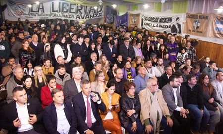 La Carlos Menem es una agrupación política juvenil que reúne a libertarios y peronistas. La Carlos Menem es una agrupación política juvenil que reúne a libertarios y peronistas.