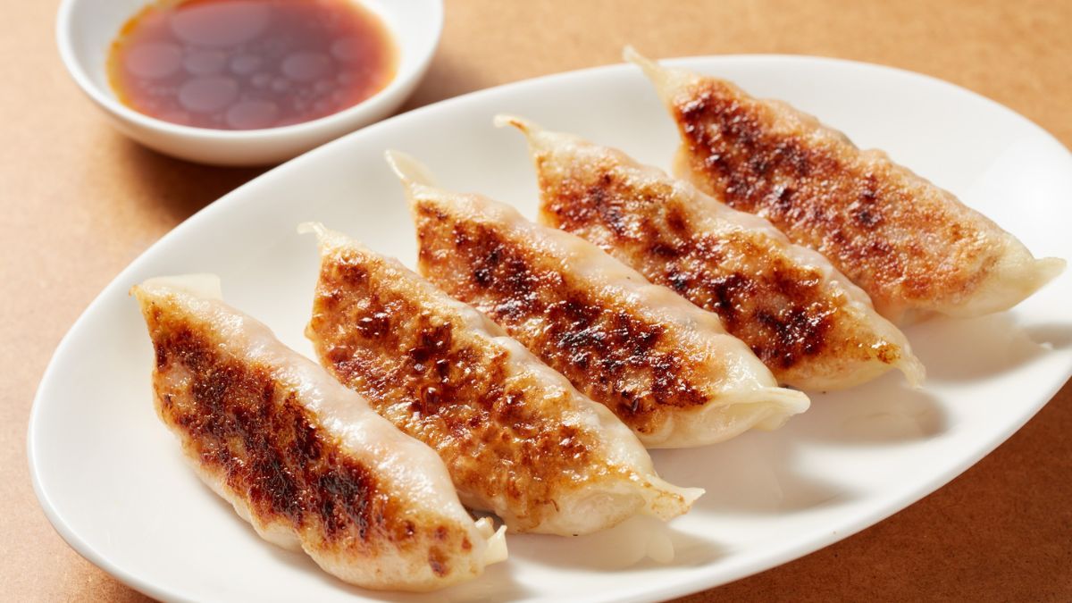 Estas empanaditas chinas se cocinan a la sartén. Estas empanaditas chinas se cocinan a la sartén.