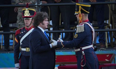 El Presidente entregó el sable corvo de San Martín a los Granaderos El Presidente entregó el sable corvo de San Martín a los Granaderos
