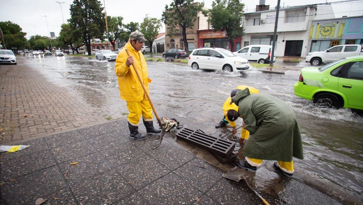 El sistema de alerta temprana es clave para tomar medidas, como limpiar la red de desagües, antes de lluvias importantes.