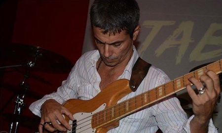 Fredy Pierini es un economista y bajista santafesino que conformó Mo.NA junto a Cesar Franov. Fueron nominados a los Premios Gardel 2021 a la categoría de mejor disco de música electrónica. Fredy Pierini es un economista y bajista santafesino que conformó Mo.NA junto a Cesar Franov. Fueron nominados a los Premios Gardel 2021 a la categoría de mejor disco de música electrónica.