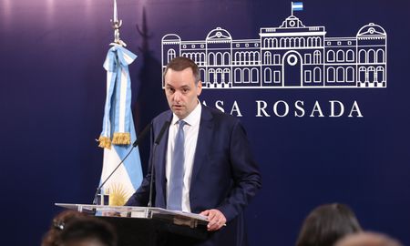 El ajuste de Caputo y Milei: venta de aviones de YPF y la quita de planes sociales sin intermediarios El ajuste de Caputo y Milei: venta de aviones de YPF y la quita de planes sociales sin intermediarios