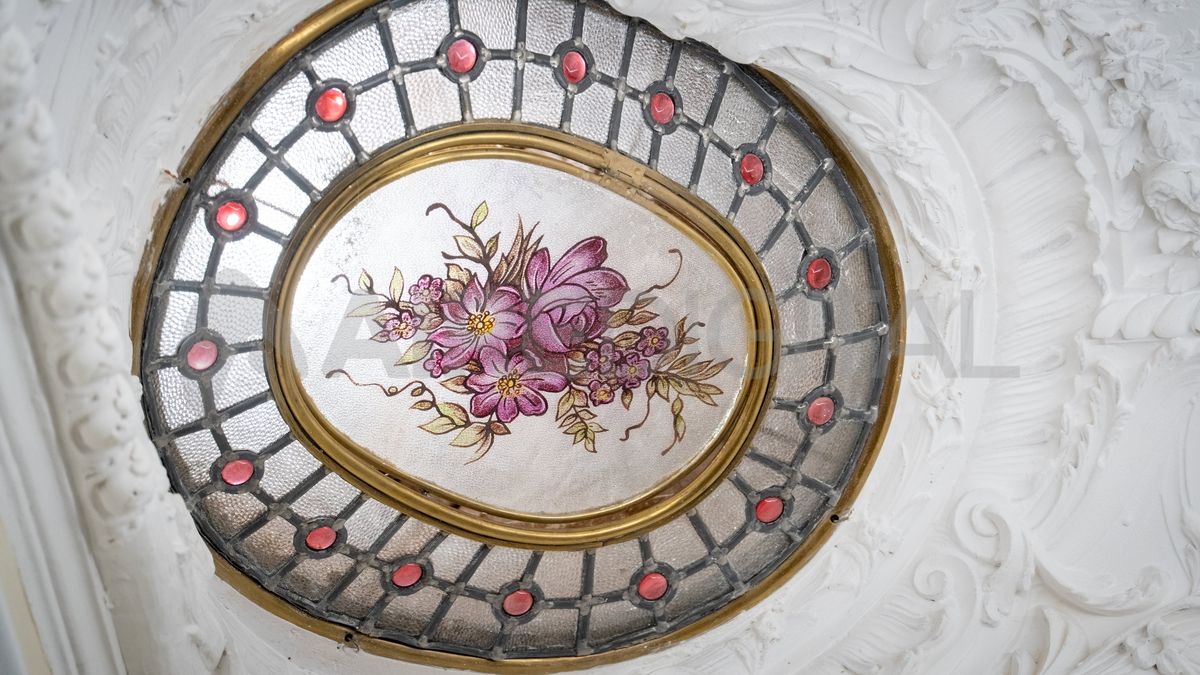 Las únicas piezas originales son cuatro apliques que se instalan en una de las salas, a través de estos ingresaba luz solar en cada una de las esquinas de la habitación.