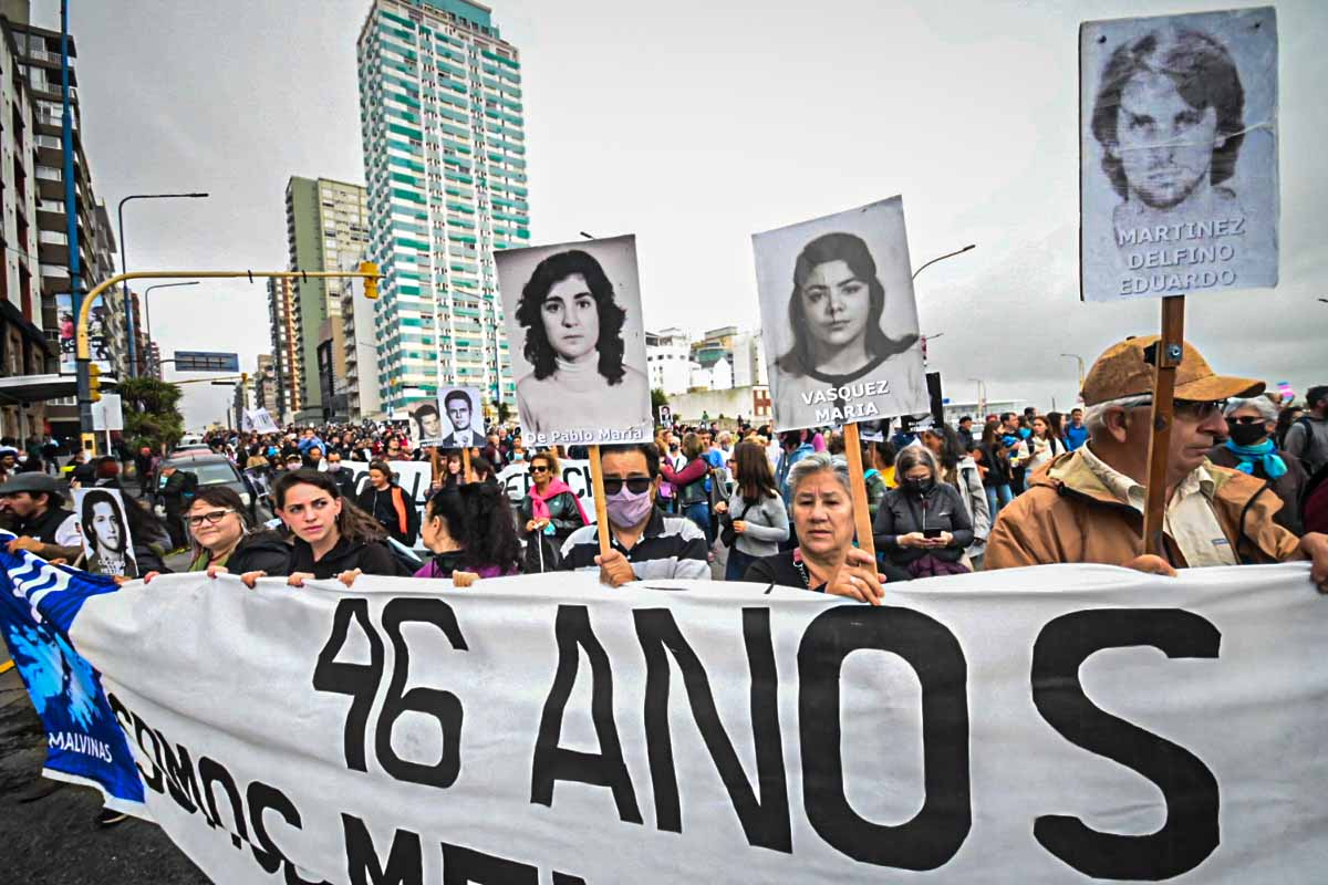 En la Plaza de Mayo, cerca de las 14, las agrupaciones PTS, MST, el Nuevo MAS y el Partido Obrero, dieron inicio alrededor de la Pirámide de Mayo al primer acto de la jornada, junto al Encuentro Memoria, Verdad y Justicia.