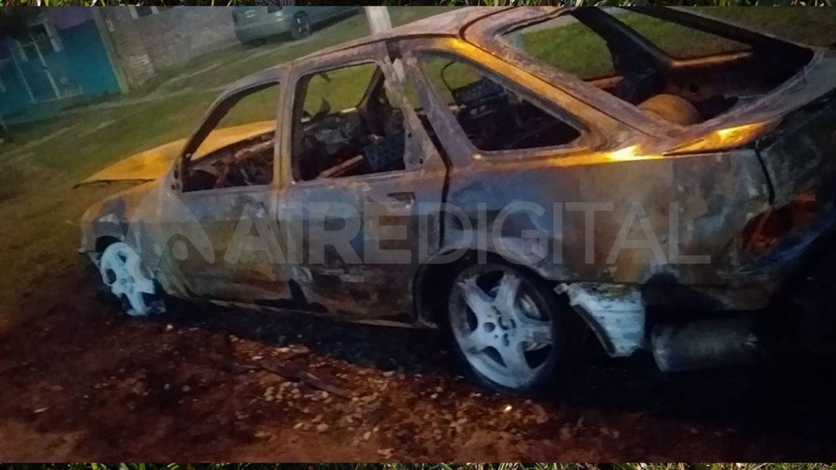 Así quedó el coche luego de que los bomberos zapadores lograran controlar el foco ígneo.