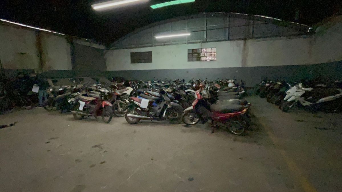 El procedimiento, que se llevó a cabo este martes, involucra el retiro de más de 200 motocicletas, 100 bicicletas y 30 automóviles. El procedimiento, que se llevó a cabo este martes, involucra el retiro de más de 200 motocicletas, 100 bicicletas y 30 automóviles.
