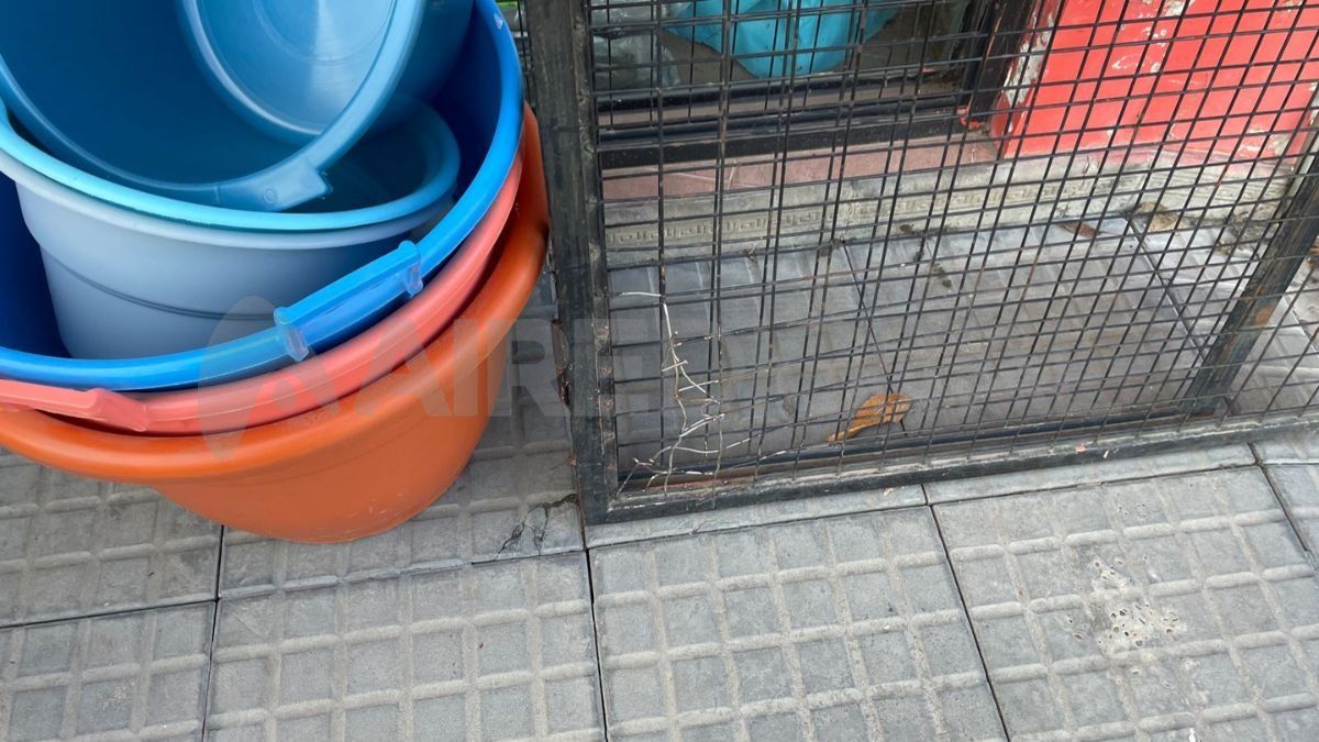 Por ese pequeño agujero que hicieron en la reja, se llevaron algunas cosas de bazar Por ese pequeño agujero que hicieron en la reja, se llevaron algunas cosas de bazar