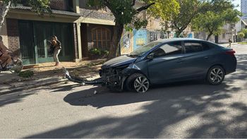 Fuerte accidente durante la siesta de este jueves: participó un solo automóvil, tras chocar contra un árbol.