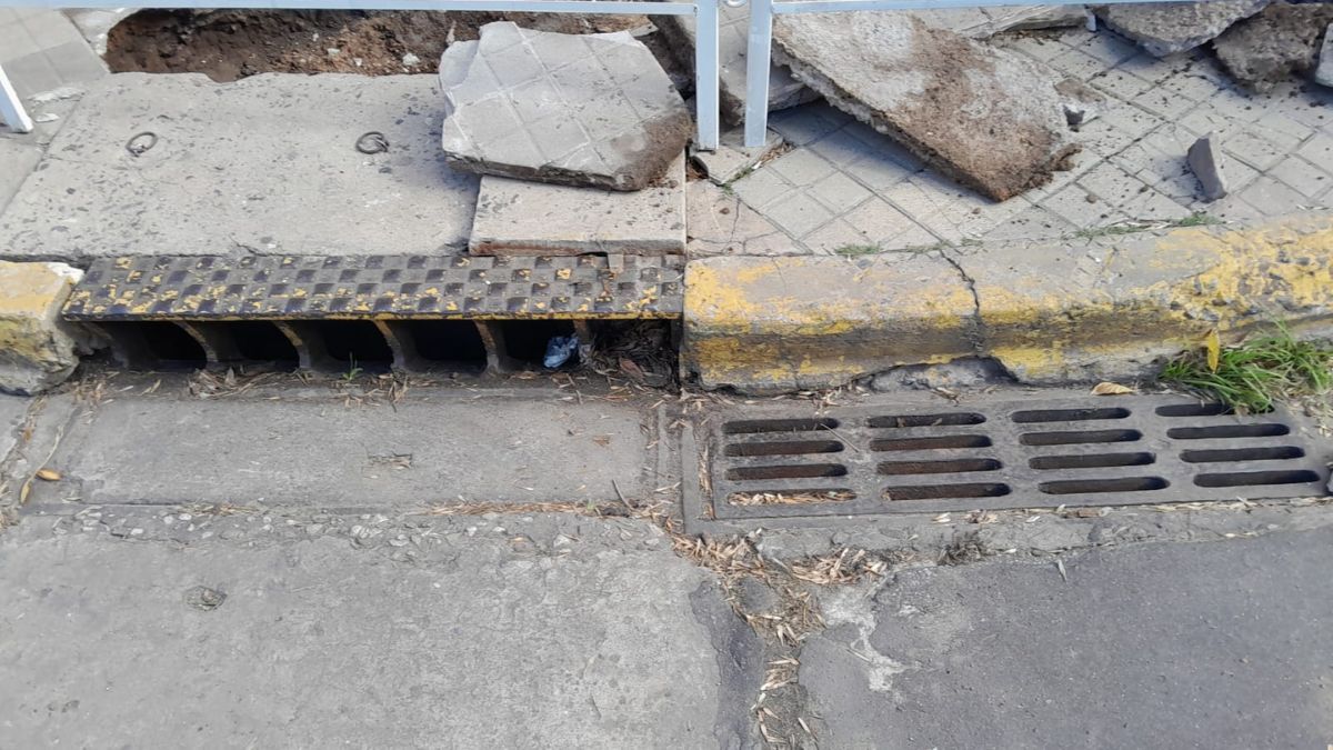 Aunque en el área existen otros puntos con hundimientos, los frentistas advierten que esta esquina es la más deteriorada. Aunque en el área existen otros puntos con hundimientos, los frentistas advierten que esta esquina es la más deteriorada.
