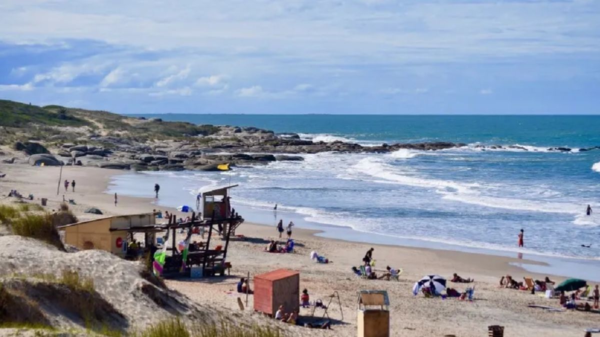 La orientación de la Playa del Rivero permite que los vientos del cuadrante norte y noreste generen condiciones de surf estables