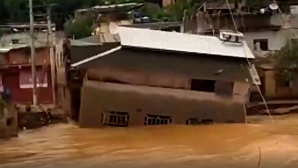 El momento en que una casa es arrastrada por el agua debido a las inundaciones en Brasil