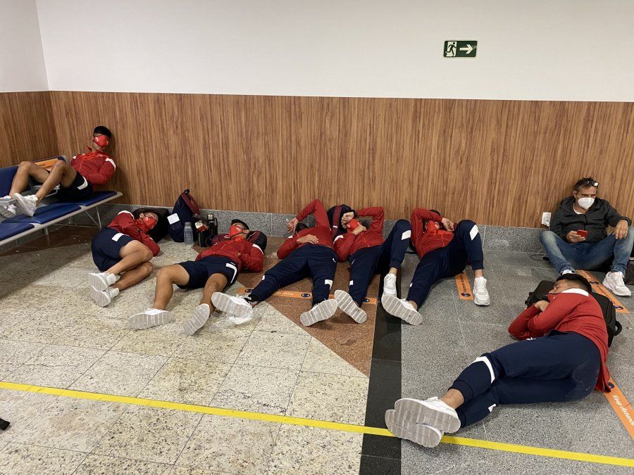 El plantel de Independiente quedó varado en el aeropuerto de Salvador de Bahía y jugarán por la Copa Sudamericana este martes a las 19.15.