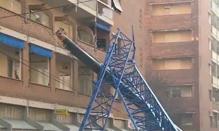 Tres muertos por el derrumbe de una grúa en Turín. Los bomberos trataron de extraerlos de la estructura metálica. Tres muertos por el derrumbe de una grúa en Turín. Los bomberos trataron de extraerlos de la estructura metálica.
