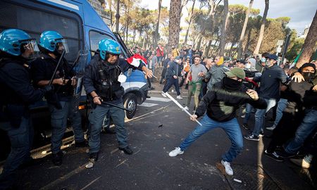 Algunos de los que se enfrentaron a la policía italiana se identificaron como miembros del partido neofascista Forza Nuova. Algunos de los que se enfrentaron a la policía italiana se identificaron como miembros del partido neofascista Forza Nuova.