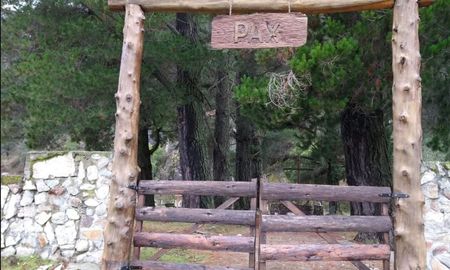 Su mamá se murió y cuando quiso enterrarla el cementerio estaba cerrado. Su mamá se murió y cuando quiso enterrarla el cementerio estaba cerrado.