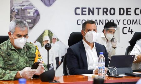 El gobernador de Oaxaca, Alejandro Murat, junto al Consejo de Evaluación de Daños tras el fuerte sismo registrado en México este martes. El gobernador de Oaxaca, Alejandro Murat, junto al Consejo de Evaluación de Daños tras el fuerte sismo registrado en México este martes.