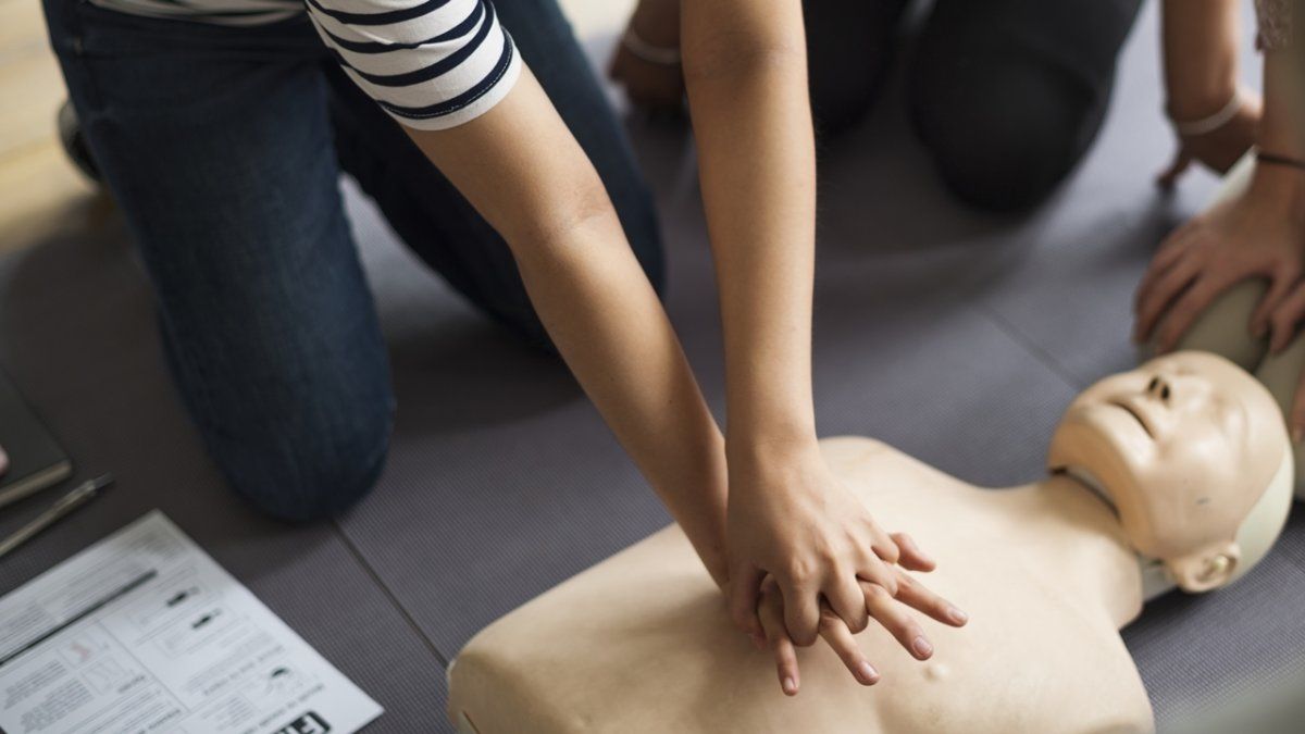 El importante que los adultos a cargo de ni&ntilde;os peque&ntilde;os sepan t&eacute;cnicas de primeros auxilios y reanimaci&oacute;n cardiopulmonar.