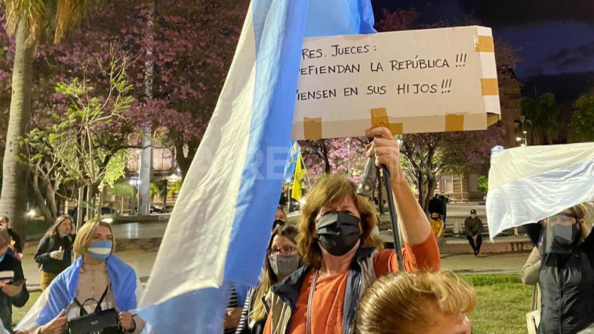 Una mujer le pide a los jueces que defiendan la República con un cartel.